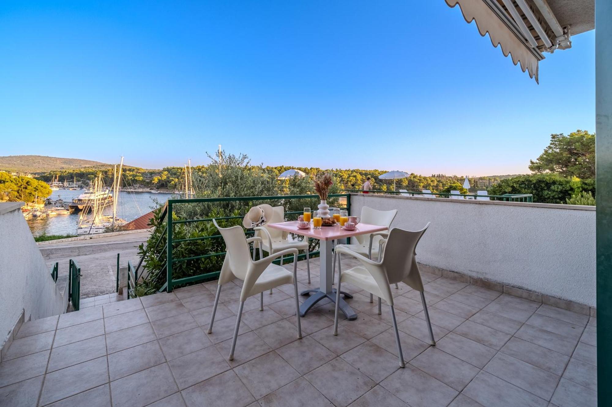 Apartment Milna - With Swimming Pool & Amazing Seaviews, Above Bijaka Beach Dış mekan fotoğraf