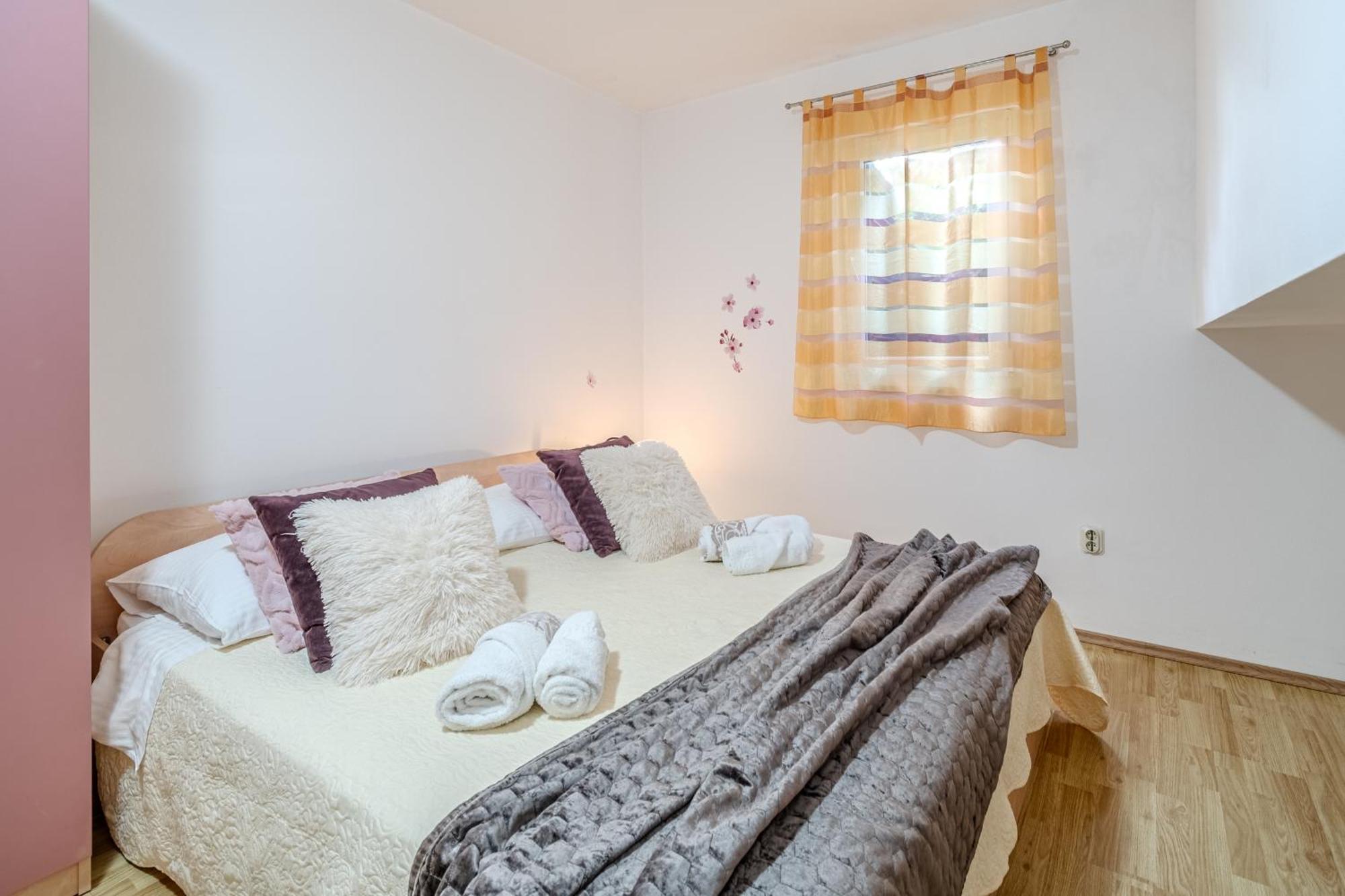 Apartment Milna - With Swimming Pool & Amazing Seaviews, Above Bijaka Beach Dış mekan fotoğraf