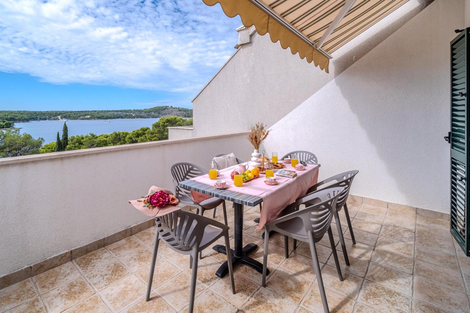 Apartment Milna - With Swimming Pool & Amazing Seaviews, Above Bijaka Beach Dış mekan fotoğraf
