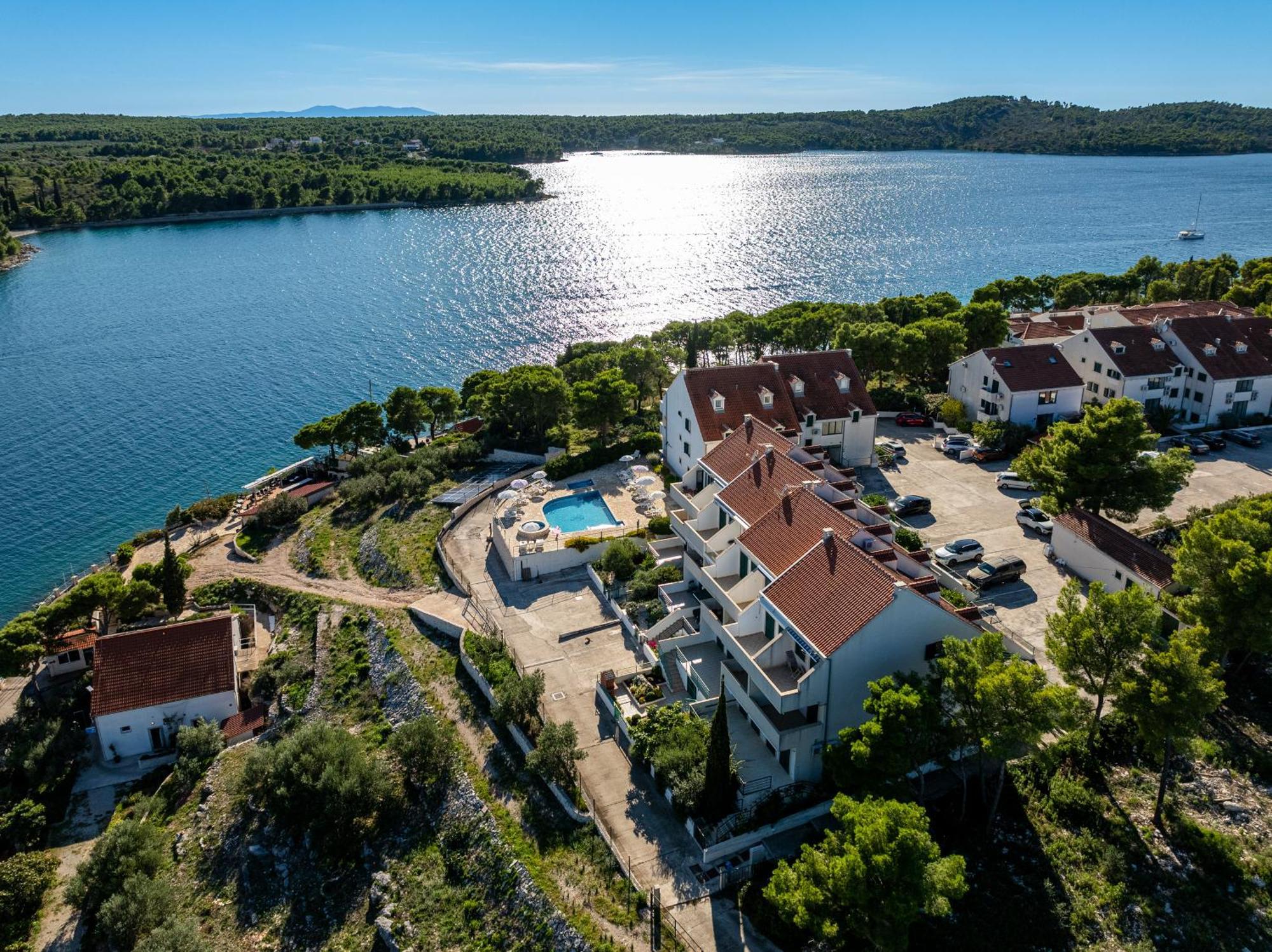 Apartment Milna - With Swimming Pool & Amazing Seaviews, Above Bijaka Beach Dış mekan fotoğraf