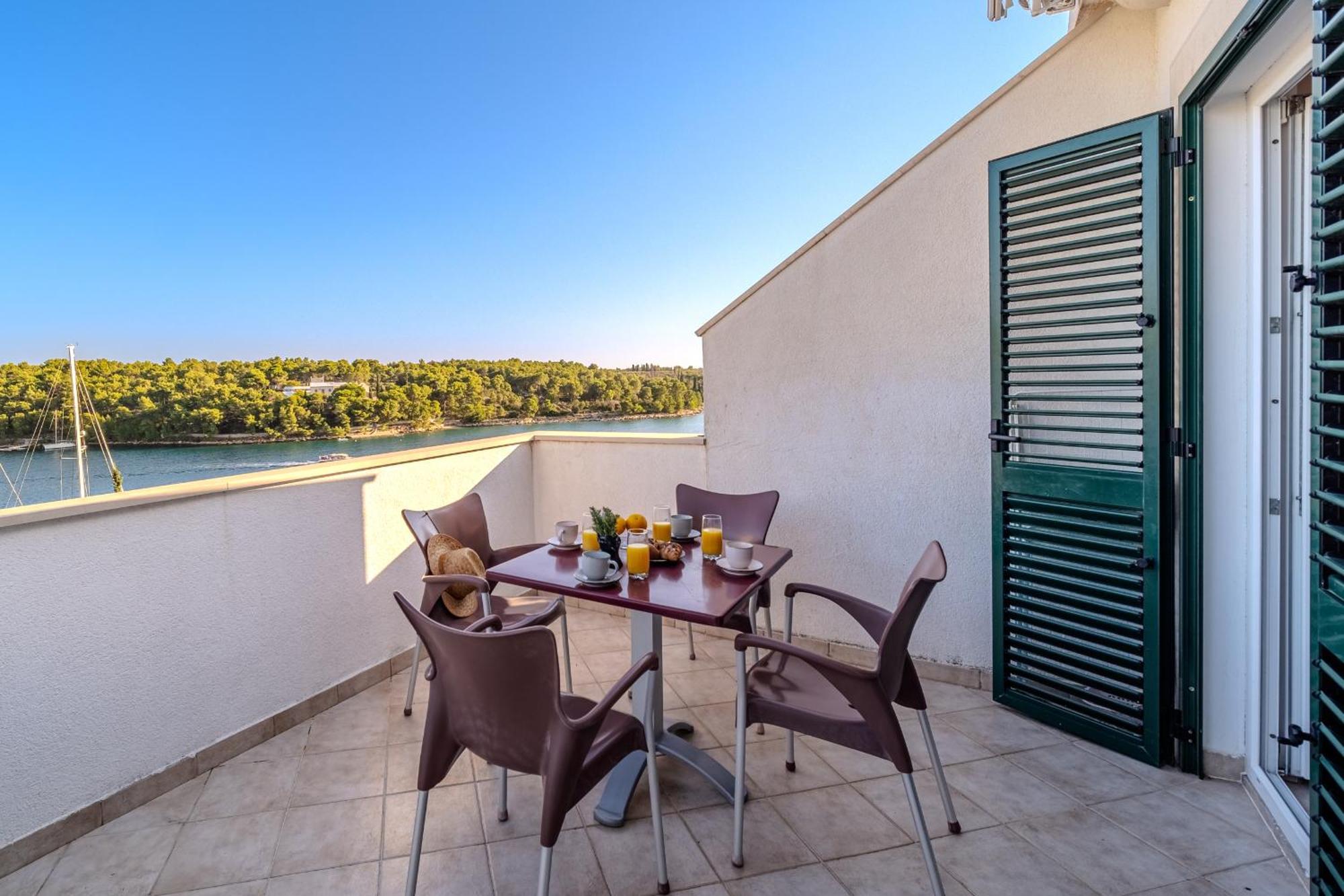 Apartment Milna - With Swimming Pool & Amazing Seaviews, Above Bijaka Beach Dış mekan fotoğraf
