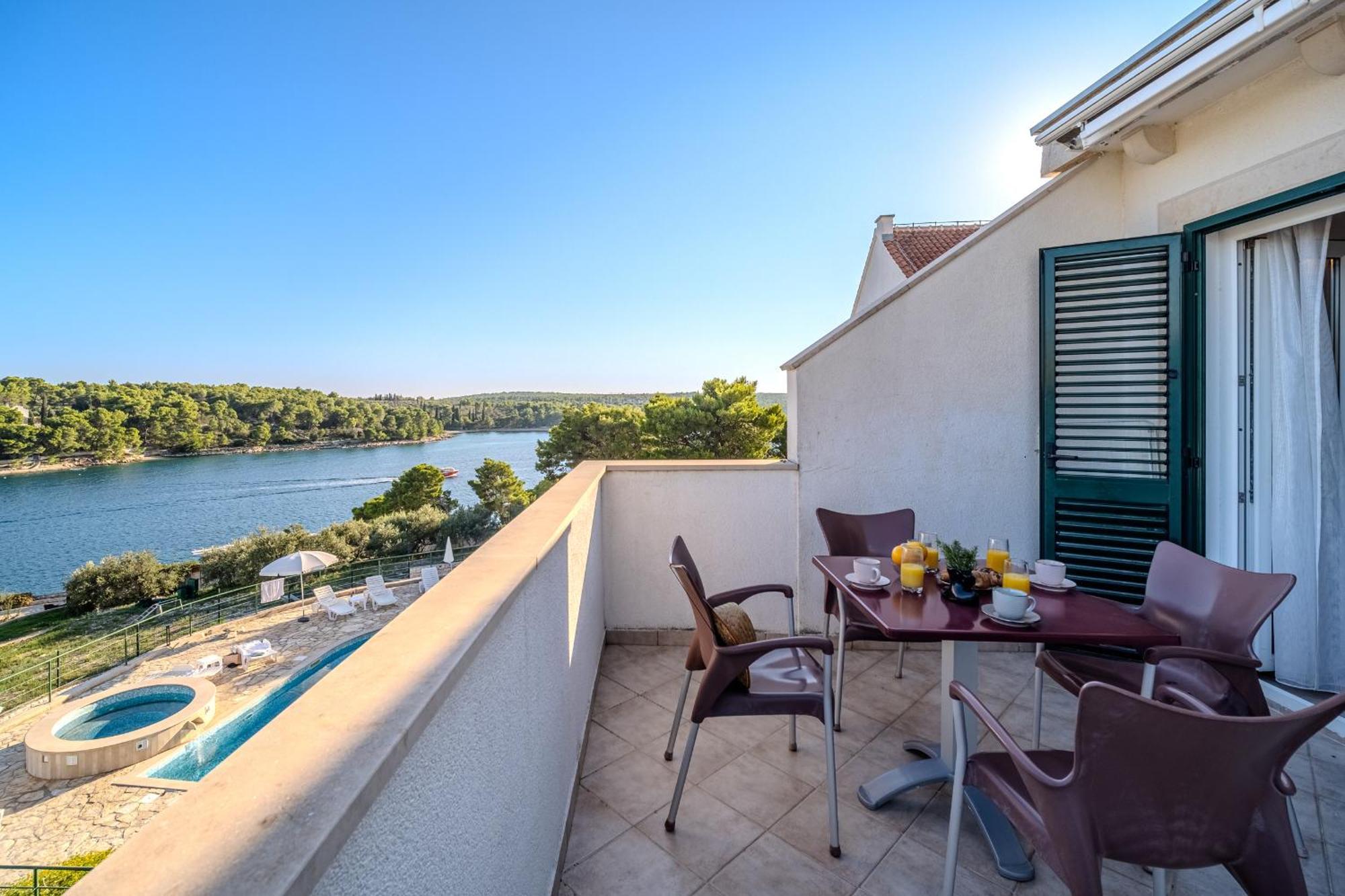 Apartment Milna - With Swimming Pool & Amazing Seaviews, Above Bijaka Beach Dış mekan fotoğraf